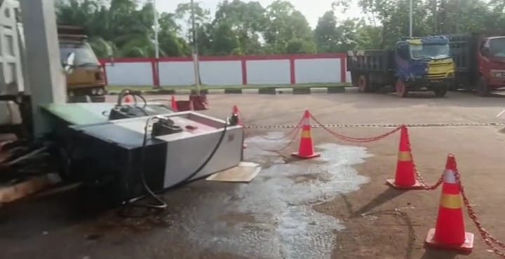 Viral! Truk Tabrak Mesin SPBU, Diduga Berebut Solar Subsidi di Teluk Bakung