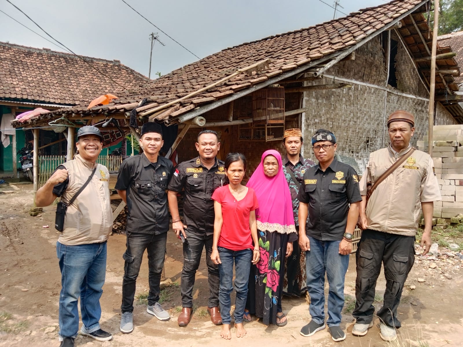 Forwatu Banten Bantu Ibu Sati Warga Desa Garut: dan Doakan Presiden Prabowo Subianto di Ulang Tahun Yang Ke-7
