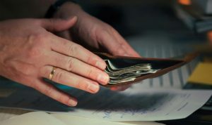 Merayakan Gaji Pertama untuk Self Reward dengan Bijak