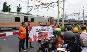 Gencarkan Semangat Keselamatan, KAI Daop 6 Bersama KAI Properti Gelar Sosialisasi Keselamatan di Perlintasan KA