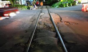 KAI Daop 8 Surabaya Lakukan Perbaikan Perlintasan Sebidang JPL 36 Jalan Deltasari, Pengendara Diimbau Antisipasi