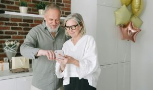 Menjadikan Emas Digital sebagai Hadiah Bermakna untuk Orang Tua