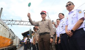Menko AHY Tinjau Langsung Angkutan Natal dan Tahun Baru, Sapa Penumpang dan Lepas Keberangkatan KA Cakrabuana di Gambir