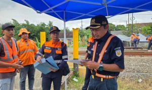 Perkuat Keselamatan Angkutan Nataru, VP KAI Daop 7 Madiun Tinjau Daerah Rawan dan Perlintasan Ekstra