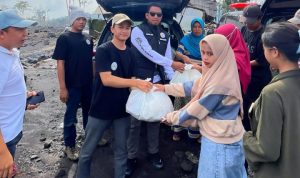 YALPK GROUP Salurkan Ratusan Paket Kebutuhan Pokok untuk Korban Erupsi Semeru di Supit Urang