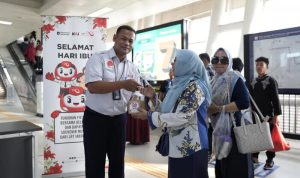 Peringati Hari Ibu 2025, KAI Bagikan 1.000 Tanaman kepada Pengguna LRT Jabodebek