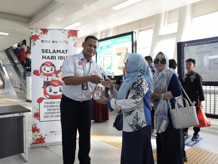 Peringati Hari Ibu 2025, KAI Bagikan 1.000 Tanaman kepada Pengguna LRT Jabodebek