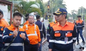 KAI Divre III Palembang Pastikan Keandalan Prasarana melalui Cek Lintas Jalan Kaki Wilayah Penimur