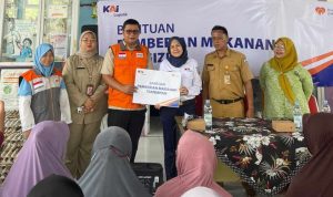 Peringati Hari Gizi Nasional, KAI Logistik Distribusikan 300 Paket Gizi Untuk Masyarakat Di Marunda