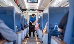 Petugas OTC KAI Services Viral Berkat Aksi Sigapnya Membantu Penumpang di KA Argo Semeru