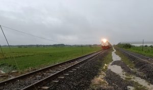 Jalur KA Tegowanu – Brumbung Aman Dilalui Usai Genangan Surut dan Dilakukan Penanganan Tim Daop 4, Perjalanan KA Normal Kembali