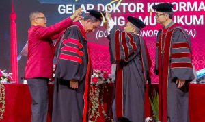 DEDIKASIKAN DIRI DALAM PENGABDIAN DAN PENEGAKAN HUKUM, KEPALA BNN RI RESMI MENYANDANG GELAR DOKTOR KEHORMATAN