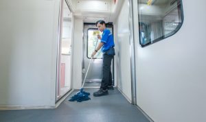 Pastikan semua Fasilitas Kereta selalu Bersih, Yuk intip Pekerjaan Petugas OTC KAI Services di Kereta