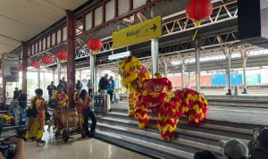 Sambut Tahun Baru Imlek, Atraksi Barongsai Hibur Pelanggan KA di Stasiun Semarang Tawang
