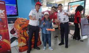 Semarak Imlek, LRT Jabodebek Bagi-bagi Souvenir ke Pelanggan di 3 Stasiun