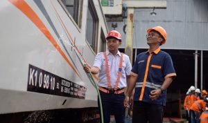 Wujudkan Kecintaan terhadap Moda Transportasi Kereta Api, KAI Daop 4 Semarang dan Komunitas Railfans Tegal Adakan Cuci Lokomotif dan Kereta Bersama