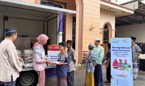 Hangatkan Suasana Ramadan, KAI Logistik Berbagi Ratusan Paket Berbuka Puasa