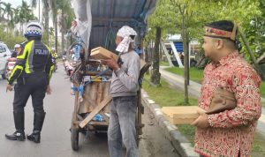Apri Wilianto Pimpin Pemuda Dayak Bagikan 150 Nasi Kotak Takjil di Kawasan Kayu Tangi Banjarmasin