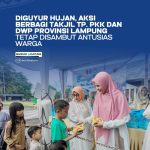 Diguyur Hujan, Aksi Berbagai Takjil TP.PKK Dan DWP Provinsi Lampung