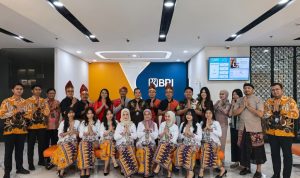Peringati Hari Kartini, Pekerja BRI Branch Office Kelapa Gading Kenakan Busana Nasional Saat Layani Nasabah