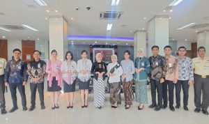 Peringati Hari Kartini, Pekerja BRI Branch Office Veteran Kenakan Pakaian Nasional Saat Layani Nasabah